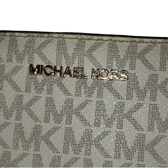 Michael Kors Beige Monogram jet set bifold Wallet with Gold Hardware No Callouts - Picture 12 of 12